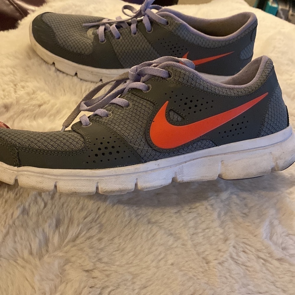 Nike womens running shoe - Picture 2 of 7
